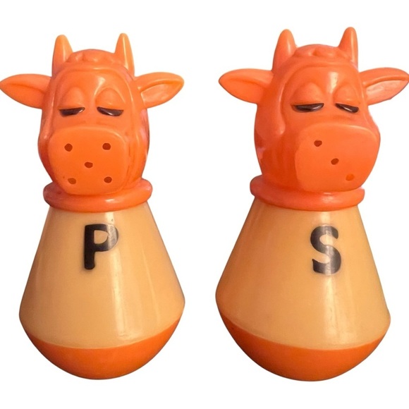 Vintage Cow Salt & Pepper Shaker Set Retro 70s Orange Cream Plastic Retro Kitsch - Picture 8 of 8